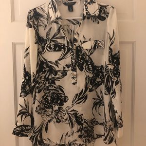 White House black market women’s top size 2